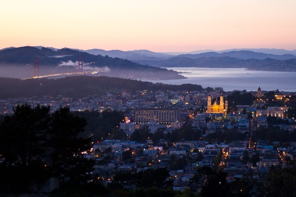 San Francisco al atardecer con el puente Golden Gate entre la niebla.