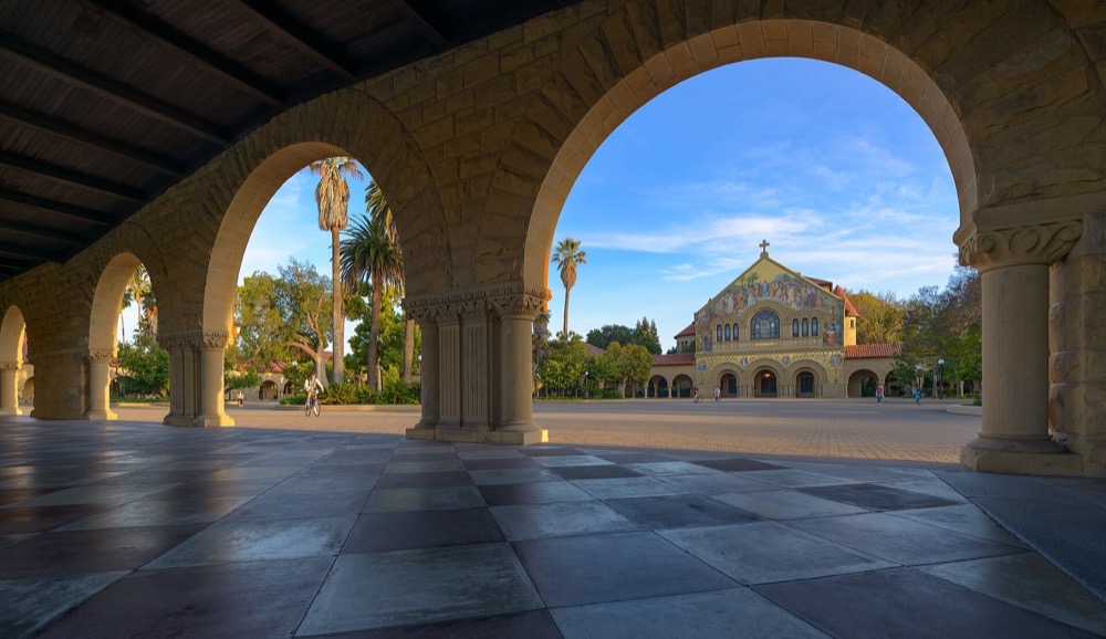 Los arcos del Main Quad de Stanford con la Memorial Church al fondo.